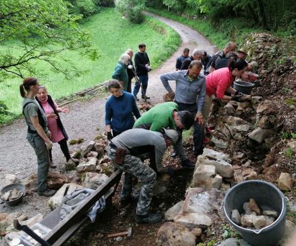 Izobraževanje o veščini_Park Škocjanske jame, Vir: arhiv Partnerstva kraške suhozidne gradnje.Izobraževanje o veščini_Park Škocjanske jame, Vir: arhiv Partnerstva kraške suhozidne gradnje.